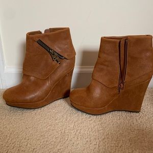 Cute brown boots that come up to your angle size 7 with a black bottom